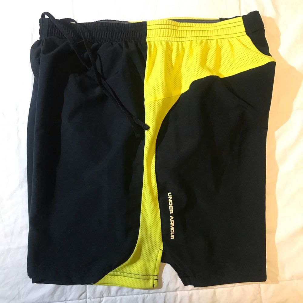 Under Armour running shorts( like new)